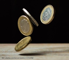 Geldmünzen werden ausgeschüttet